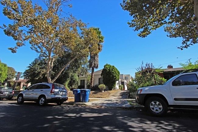 826 N Formosa Ave in Los Angeles, CA - Foto de edificio - Building Photo