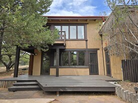 9B Old Dog Run in Santa Fe, NM - Building Photo