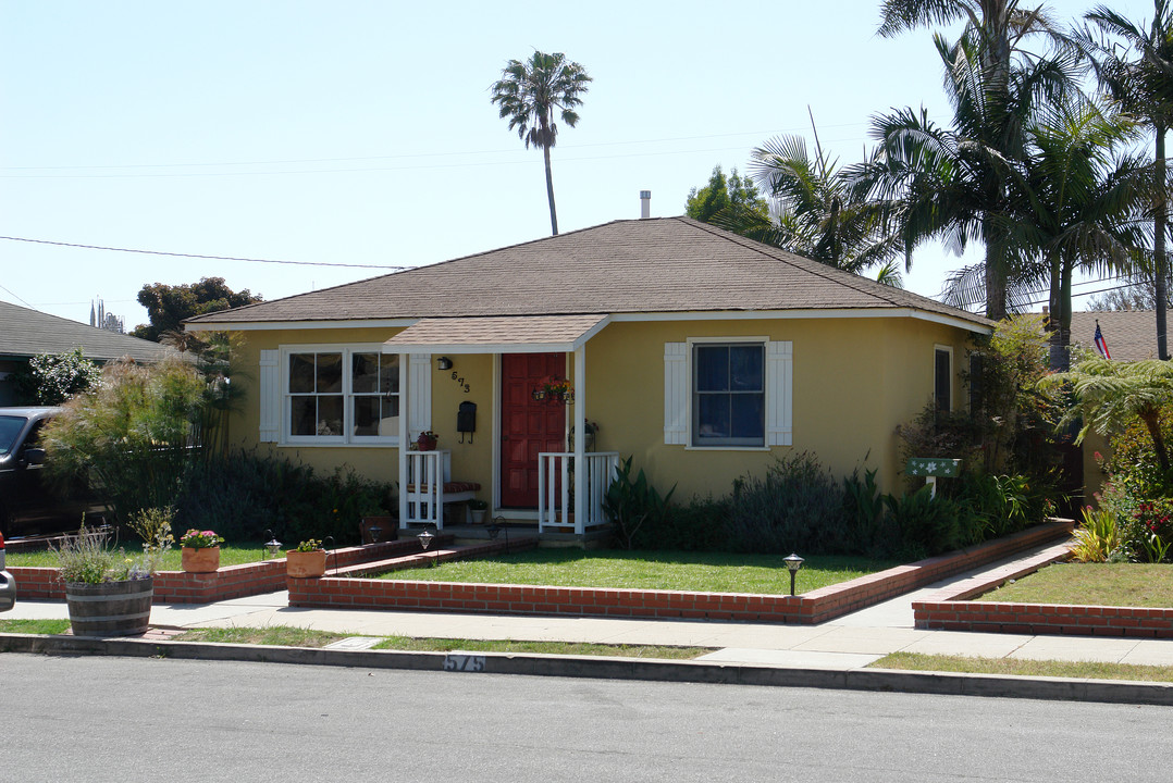 573-575 Jones St in Ventura, CA - Foto de edificio