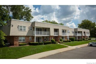 40 Westwood Dr in Westbury, NY - Building Photo - Building Photo