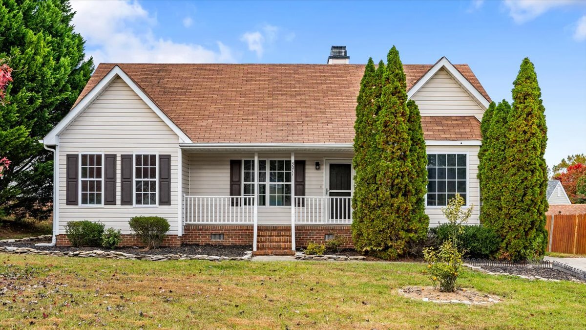 3011 Butterwood Dr in Jamestown, NC - Building Photo