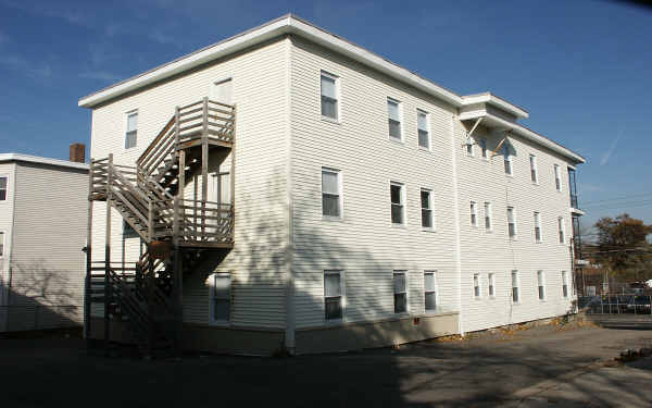 686 N Montello St in Brockton, MA - Foto de edificio - Building Photo