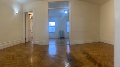 18 Scholes St, Unit 1 in Brooklyn, NY - Building Photo - Building Photo