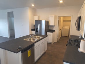 Room in House on Arnold Lp in Kyle, TX - Building Photo - Building Photo