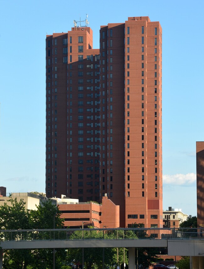 The Towers at Harbor Court in Baltimore, MD - Building Photo - Building Photo