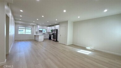 310 E Providencia Ave, Unit 108 in Burbank, CA - Foto de edificio - Building Photo