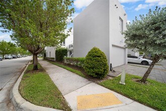 10560 NW 64th Terrace in Doral, FL - Building Photo - Building Photo