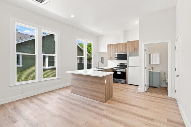 3412 W 27th St, Unit 3412