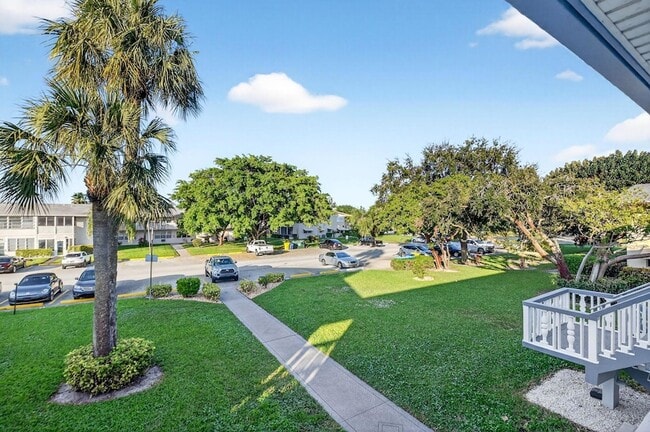 46 Waltham B in West Palm Beach, FL - Foto de edificio - Building Photo