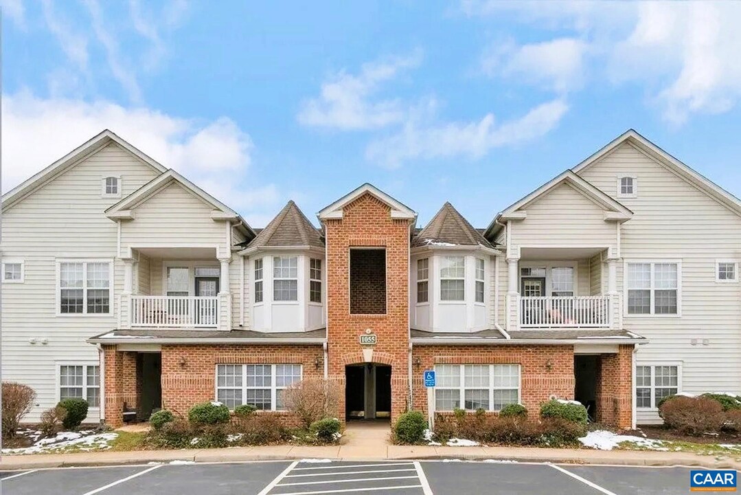 1005 Weybridge Ct-Unit -206 in Charlottesville, VA - Foto de edificio