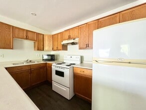 59 Queenston St in St Catharines, ON - Building Photo - Building Photo