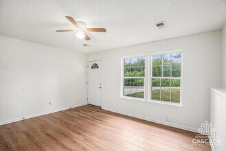 639 N Queen Ridge Ct in Independence, MO - Building Photo - Building Photo