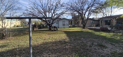 1431 Aransas Ave in San Antonio, TX - Foto de edificio - Building Photo
