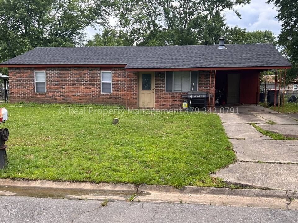905 W Baltimore St in Greenwood, AR - Building Photo