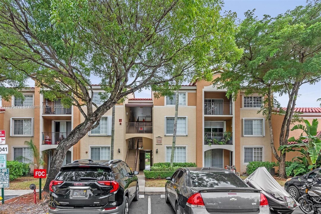 2041 Renaissance Blvd in Hollywood, FL - Building Photo