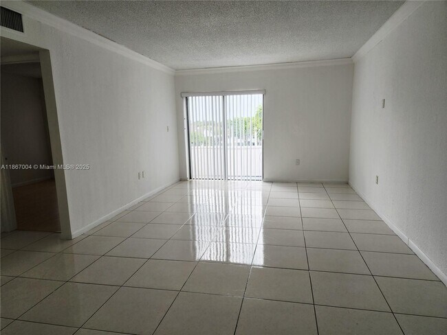 17530 NW 68th Ave in Hialeah, FL - Building Photo - Building Photo