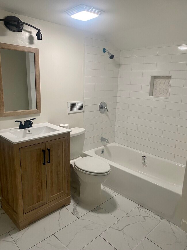 7 Court St, Unit 1 in Woburn, MA - Foto de edificio - Building Photo