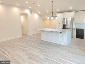 57 Swan Ln in Levittown, PA - Building Photo - Building Photo