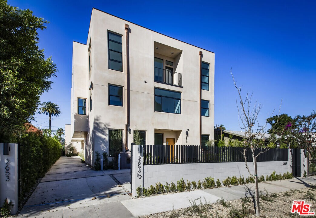 2651 Vineyard Ave in Los Angeles, CA - Building Photo