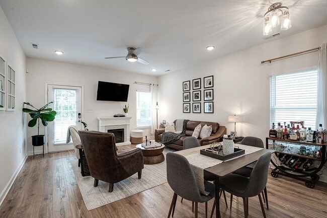 2426 24th Ave N in Nashville, TN - Foto de edificio - Building Photo