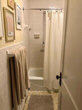 64 Endicott St, Unit 2nd Floor in Quincy, MA - Foto de edificio - Building Photo