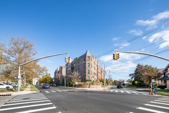 Rockville Tudor Apt. Corp. in Rockville Centre, NY - Foto de edificio - Building Photo