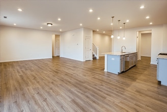 1216 Lake Forest Dr in Hebron, OH - Foto de edificio - Building Photo