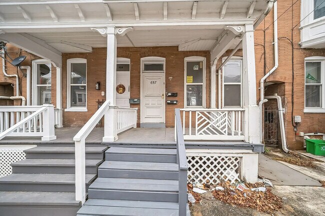 657 W King St, Unit Apt. 1 in York, PA - Foto de edificio - Building Photo