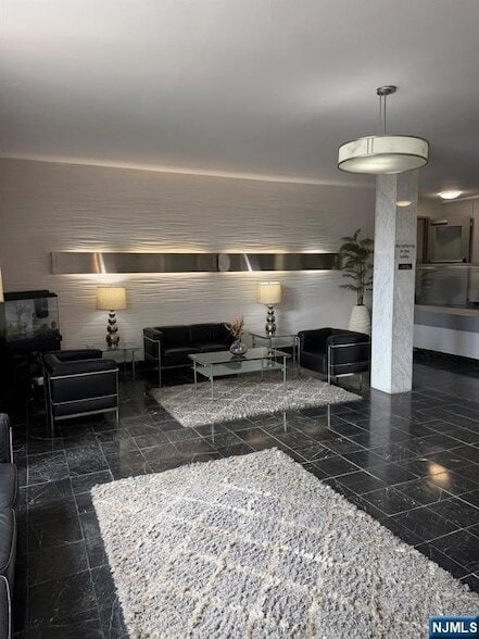 39 E 39th St, Unit 2L in Paterson, NJ - Foto de edificio - Building Photo