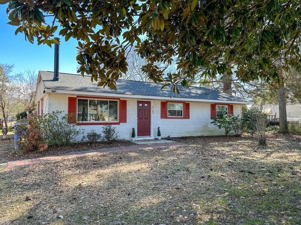 3127 N Riverside Dr in Lanexa, VA - Building Photo