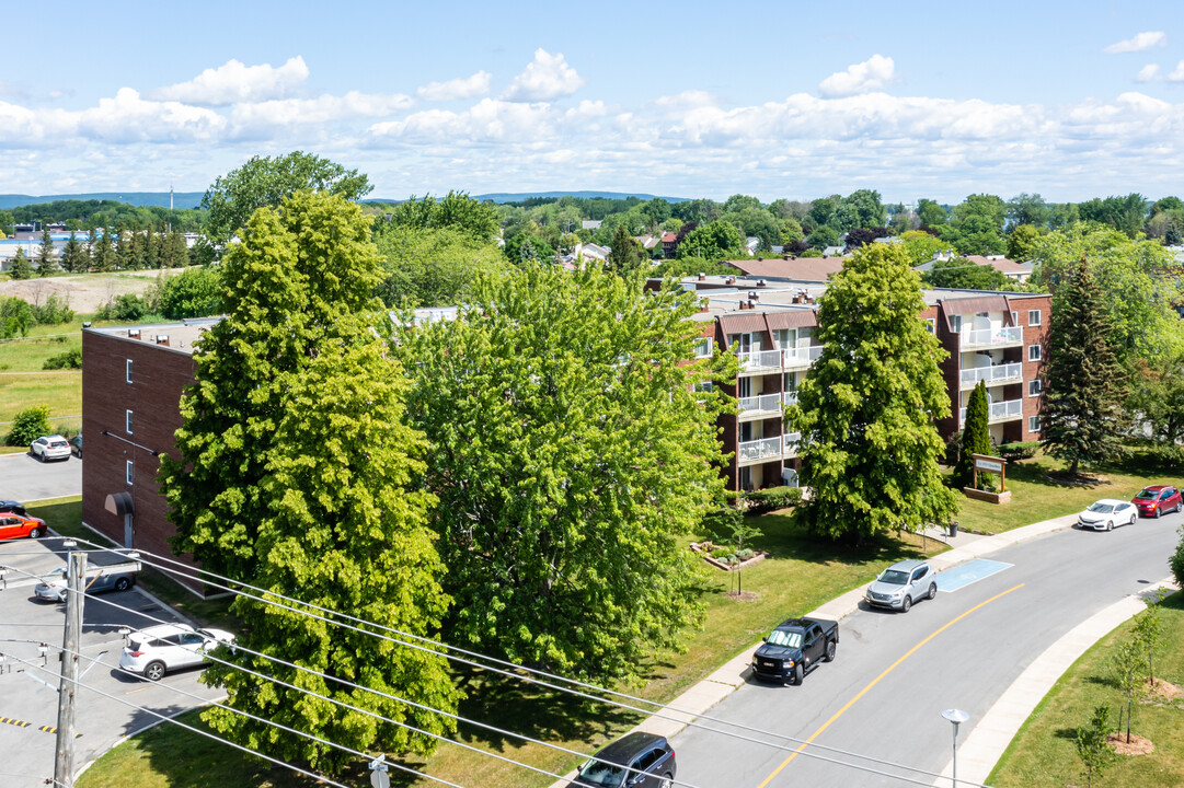 353 Querbes in Vaudreuil-dorion, QC - Building Photo