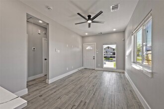 9301 E Avenue L in Houston, TX - Building Photo - Building Photo