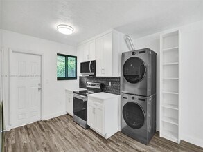 1021 NE 110th St-Unit -1 in Biscayne Park, FL - Foto de edificio - Building Photo