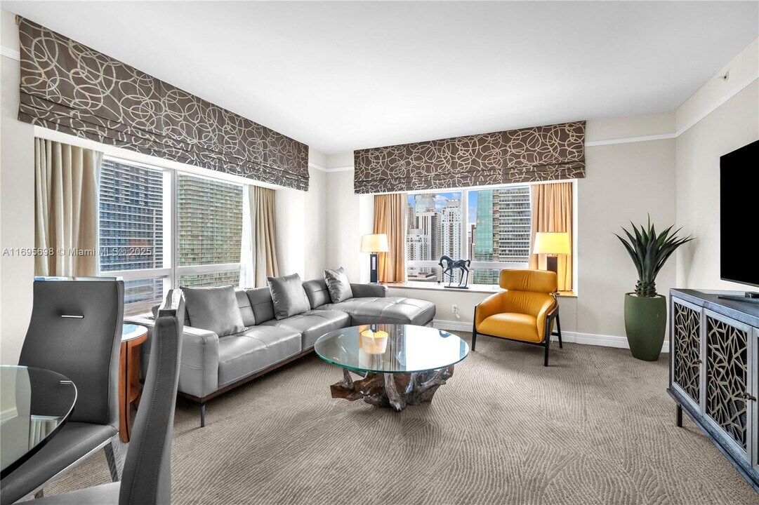 1435 Brickell Ave in Miami, FL - Building Photo