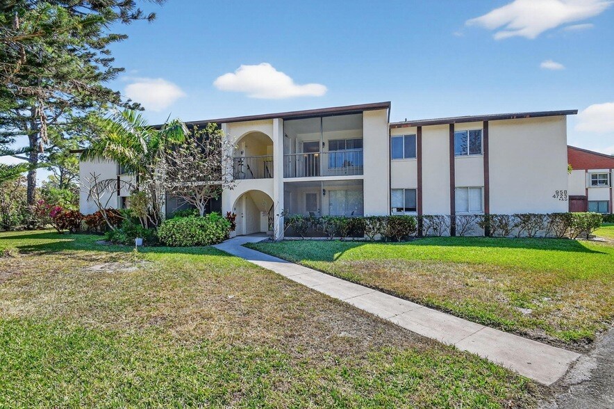 4723 Sable Pine Cir, Unit D2 in West Palm Beach, FL - Foto de edificio