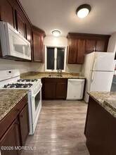 24 Cedar Hill Ln in Toms River, NJ - Foto de edificio - Building Photo