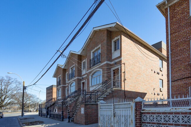 3810 Shore Pky in Brooklyn, NY - Foto de edificio - Building Photo