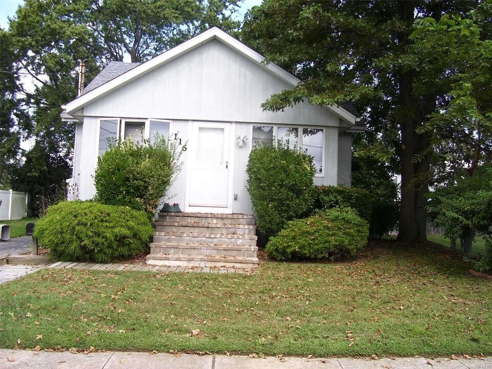 116 E Belleterre Ave in Lindenhurst, NY - Building Photo