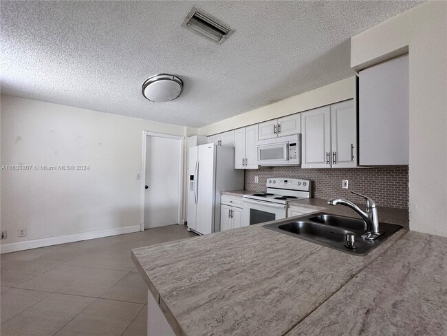 1611 Sorrento Dr in Weston, FL - Building Photo - Building Photo