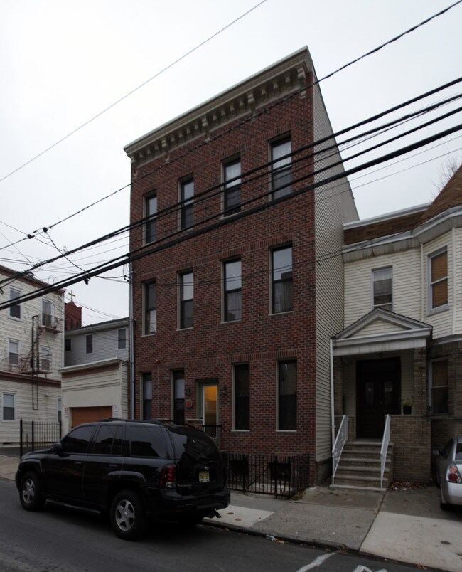 158 Sherman Ave in Jersey City, NJ - Building Photo - Building Photo