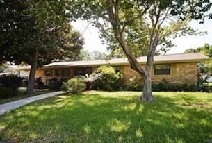 211 Palmetto Rd in Gulf Breeze, FL - Building Photo