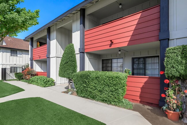 Hollister Creek Apartments in San Diego, CA - Building Photo - Building Photo