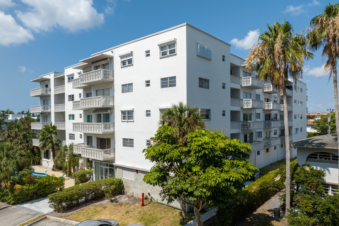 Island Place at Bay Harbor in Bay Harbor Islands, FL - Building Photo