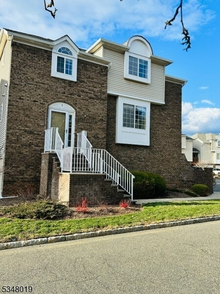 1 Whispering Way E in Berkeley Heights, NJ - Building Photo