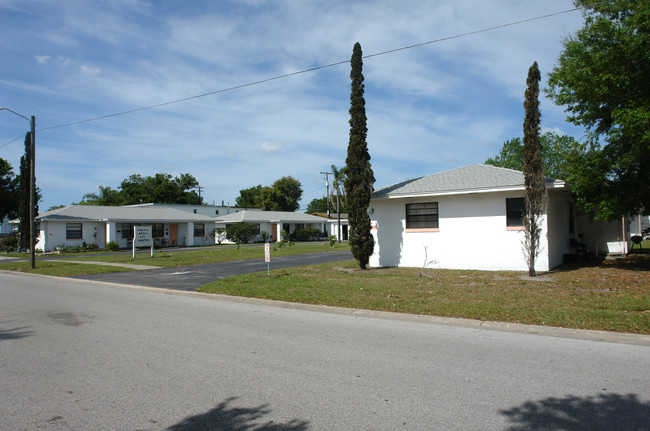 304-308 S Saturn Ave in Clearwater, FL - Building Photo - Building Photo