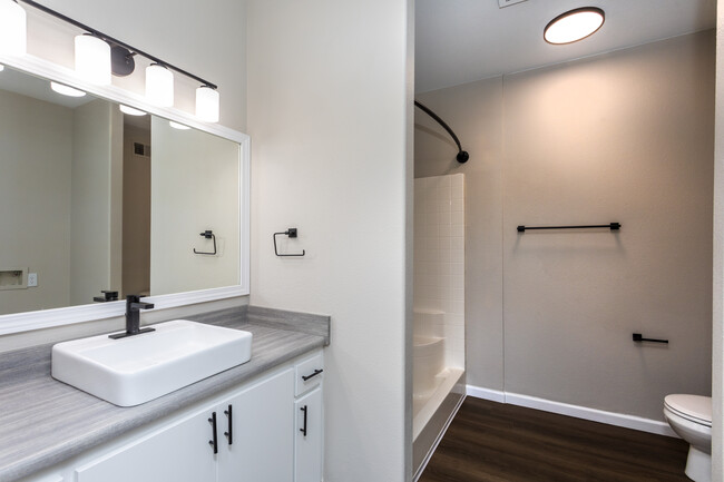 Luxe West in Fresno, CA - Building Photo - Interior Photo