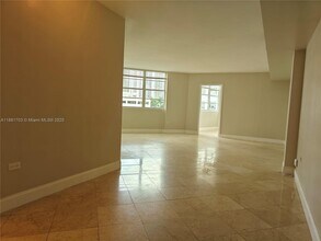 825 Brickell Bay Dr in Miami, FL - Foto de edificio - Building Photo