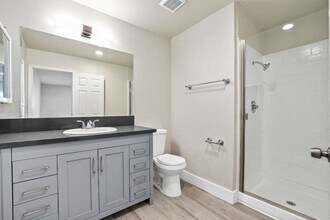Wakefield Apartment Homes in Anaheim, CA - Foto de edificio - Building Photo