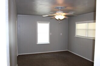 902 NW 99th St in Oklahoma City, OK - Foto de edificio - Building Photo