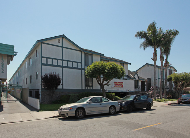 Yukon Plaza Apartments in Hawthorne, CA - Foto de edificio - Building Photo